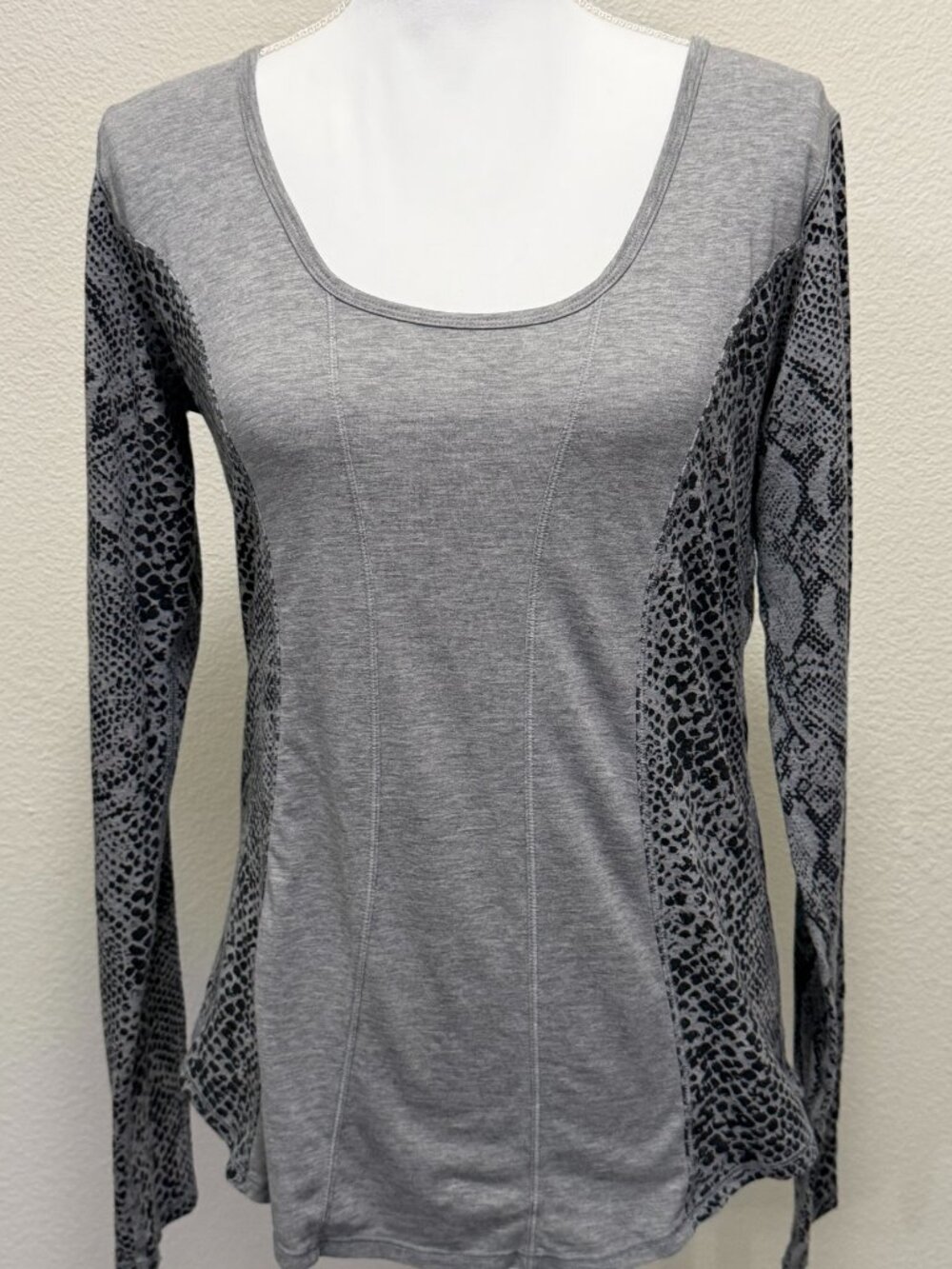 Lululemon gray solid and snakeskin print long sleeve pullover top, size 12